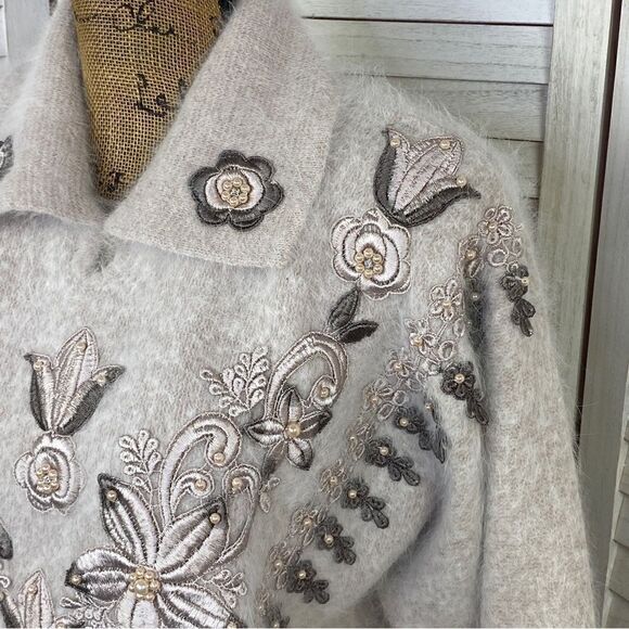 Vintage Su Lim Floral Embroidered Angora Sweater Taupe Pearl Embellished PM - Picture 5 of 13